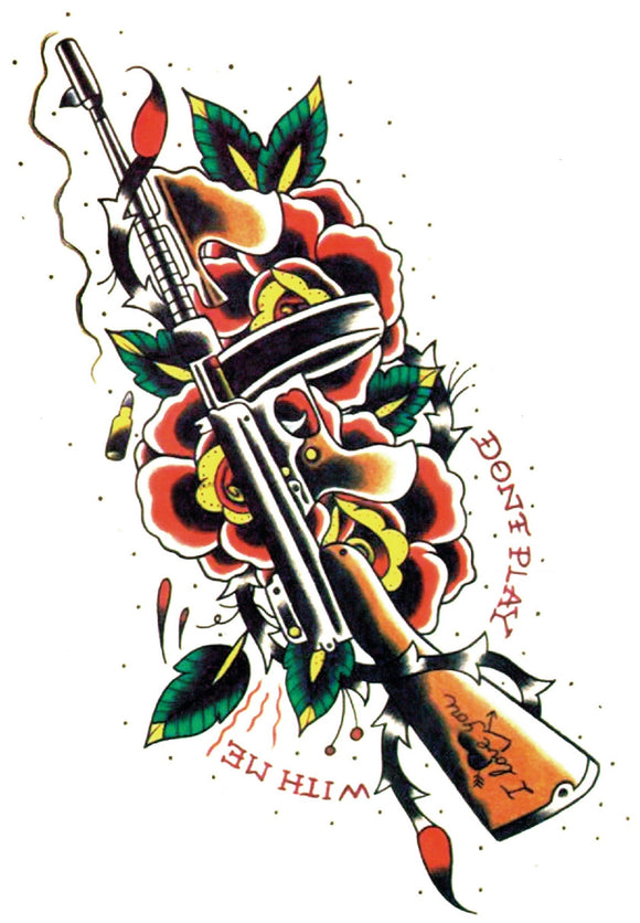 Grand tattoo représentant un fusil et des fleurs