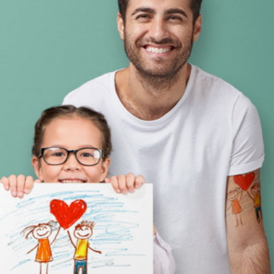 Toutes les occasions sont bonnes pour porter un tatouage temporaire personnalisé : photo du marié pour un evjf, prénom de son love pour la st valentin, phrase rigolote pour un anniversaire ou encore un essai pour un vrai tatouage !