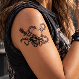 Tatouage temporaire tête de mort poignard et chaînes 8 cm sur bras