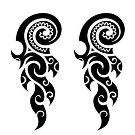 2 tatouages maori représentant le symbole de la mer