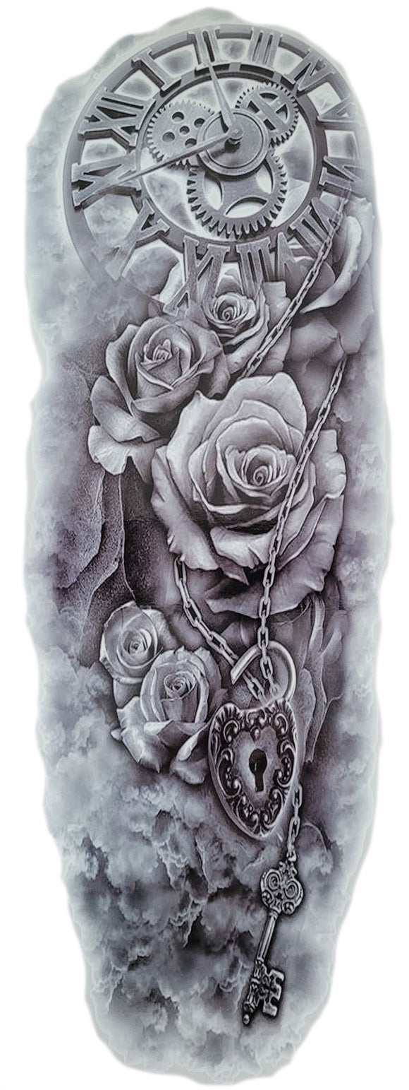 Très grand tatouage full arm dans les nuances de gris représentant une horloge, des roses et un cadenas en forme de coeur avec une clé
