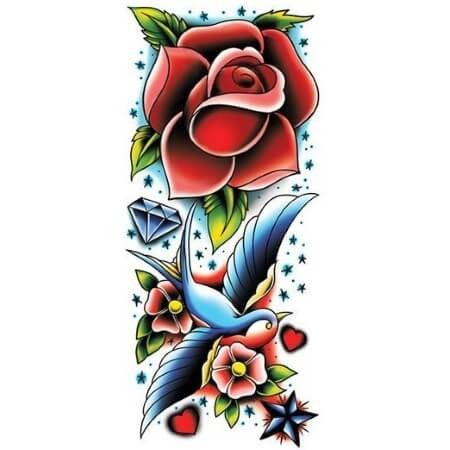 Tatouage full arm représentant une hirondelle, une rose, un diamant, une étoile et des fleurs