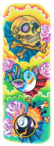 Très grand tattoo coloré avec un crâne, un oiseau et une boule de billard portant une couronne. Un motif un peu psychédélique.