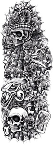 Très grabd tatouage full arm avec crânes, jeux de cartes et fleurs