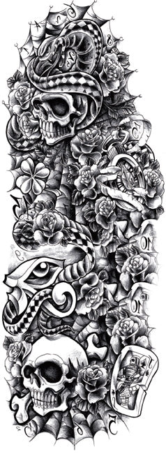 Très grand tatouage full arm avec crânes, jeux de cartes et fleurs