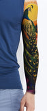 Tattoo full arm d'un paon avec sa queue multicolore